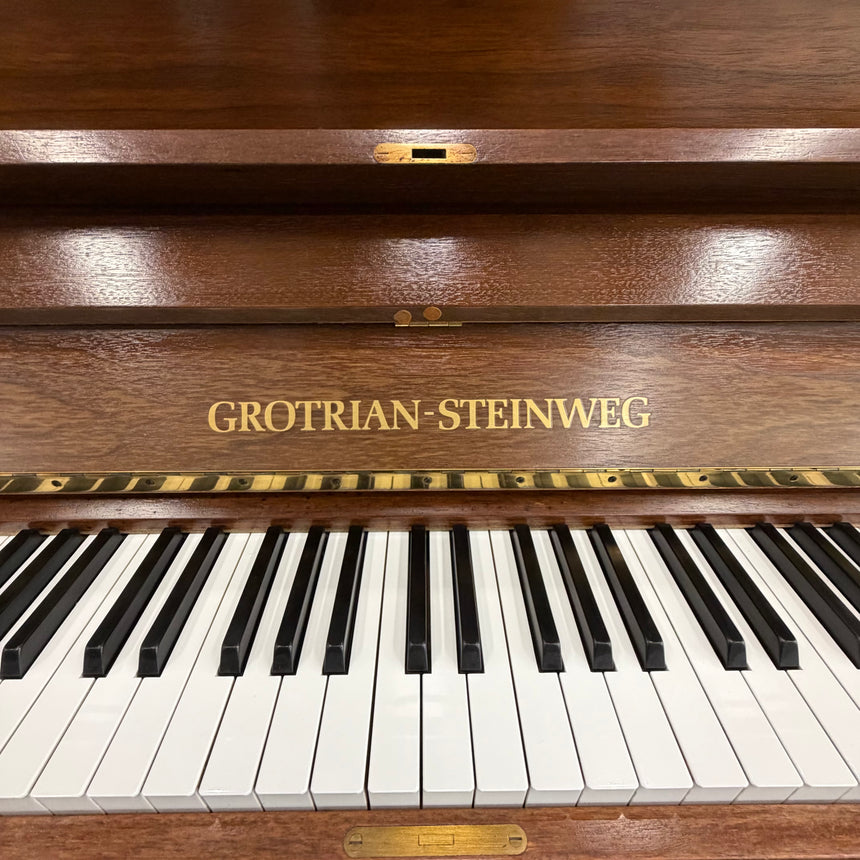 GROTRIAN-STEINWEG Klavier 122 Chippendale Nussbaum sehr guter Zustand Bj. 1982 (gebraucht)