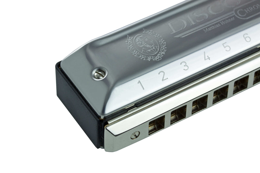 Harmonica chromatique Hohner Discovery 48 en do – détail du capot et de l’embouchure