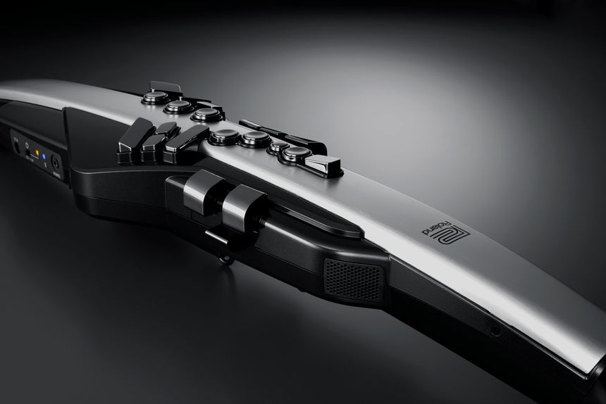 Roland Aerophone Pro AE-30 – Studioaufnahme in Schrägansicht mit Blick auf die Klappen und das Aluminium-Design