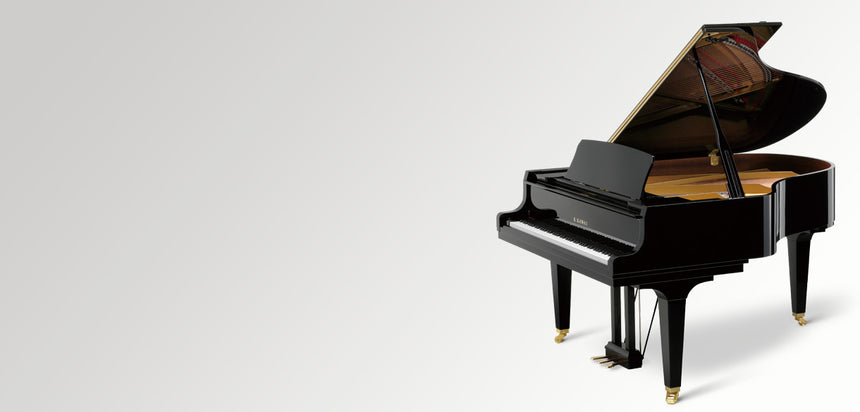 Kawai GL-50 Flügel in Schwarz poliert mit geöffnetem Deckel, Schrägansicht auf hellem Hintergrund
