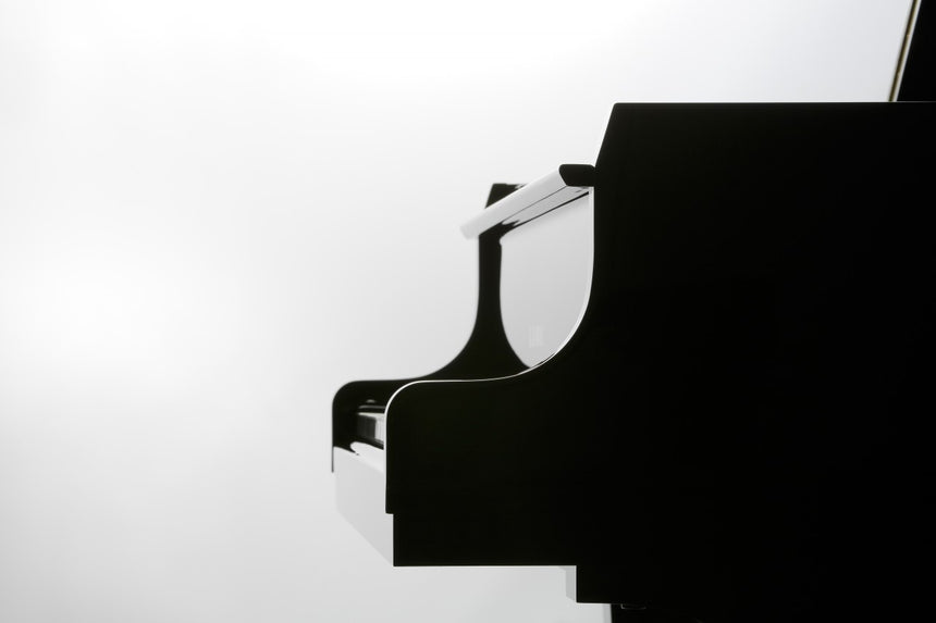 Seitenwand des Kawai GL-50 Flügels in Schwarz poliert, Herstellerdetail