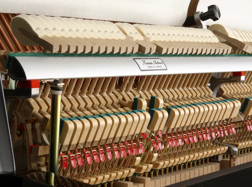 Piano droit Kawai K-15 E noir brillant – vue intérieure de la mécanique K-15 E.