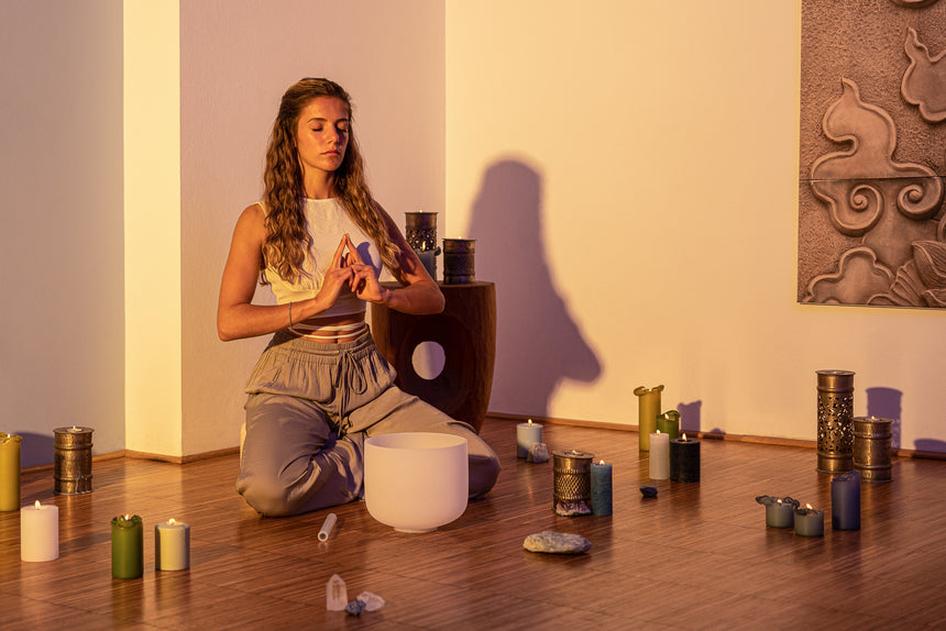 MEINL Sonic Energy CSB9A, weiß mattiert – in einer Meditationsszene
