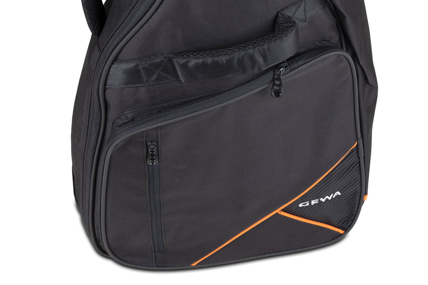 GEWA Premium 20 Western-Gitarrentasche, schwarz – Detail der Vorderseite mit GEWA-Logo