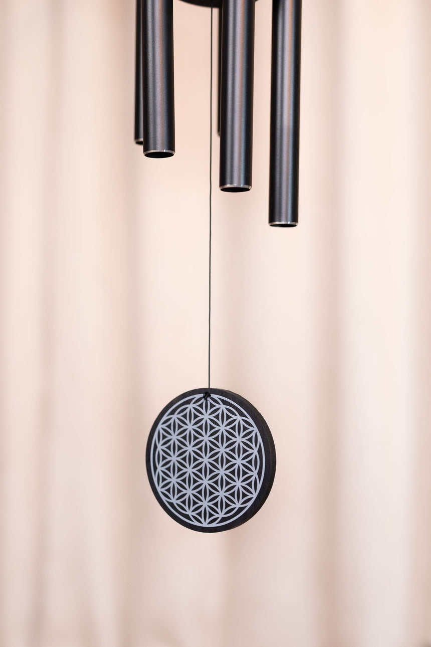 Carillon MEINL Sonic Energy FOLMC36BK noir, 90 cm, Fleur de Vie – détail des extrémités des tubes et du pendentif Fleur de Vie