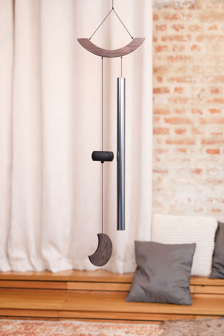 Carillon Lune MEINL Sonic Energy MMC49S argenté, 125 cm – suspendu devant un fond clair