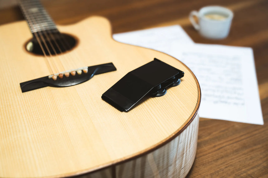 Support de guitare Gitano 70900, noir et aluminium – plié sur une guitare