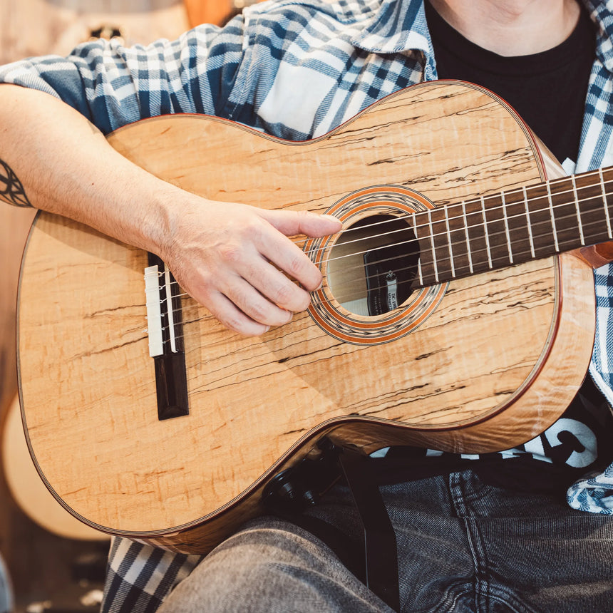 Support de guitare Gitano 70900, noir et aluminium – utilisation sur une guitare classique