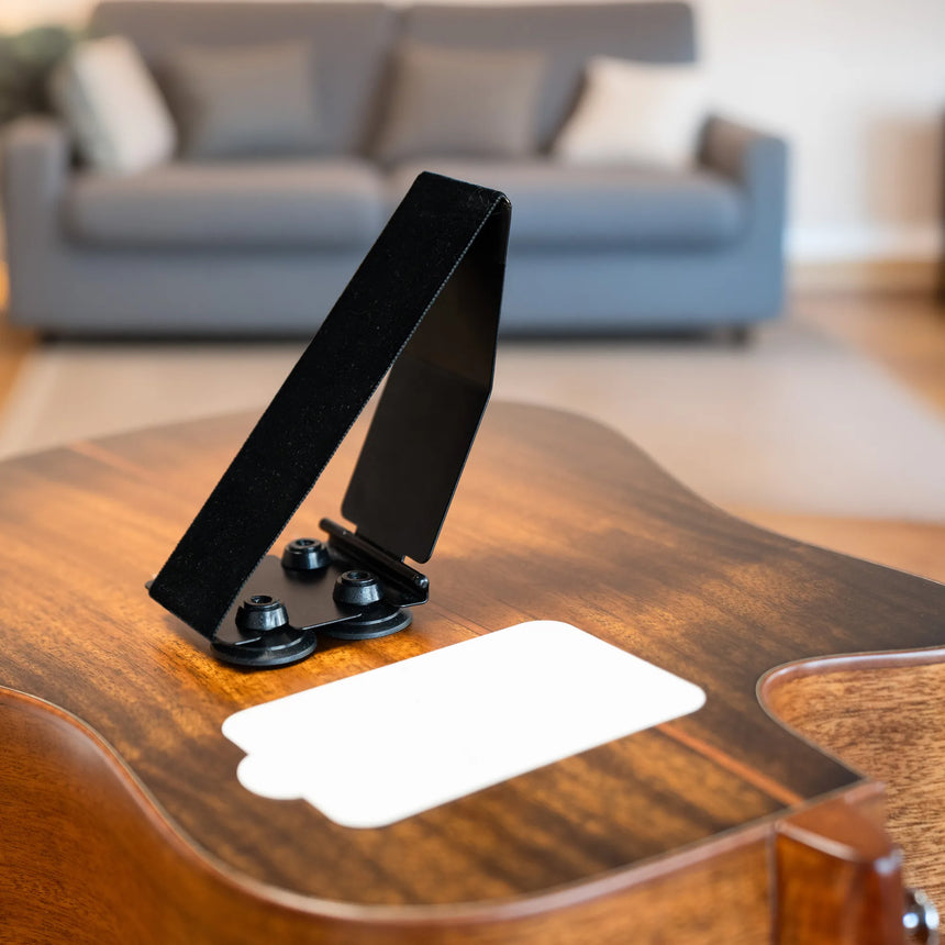 Support de guitare Gitano 70900, noir et aluminium – déplié sur la guitare, ventouses visibles