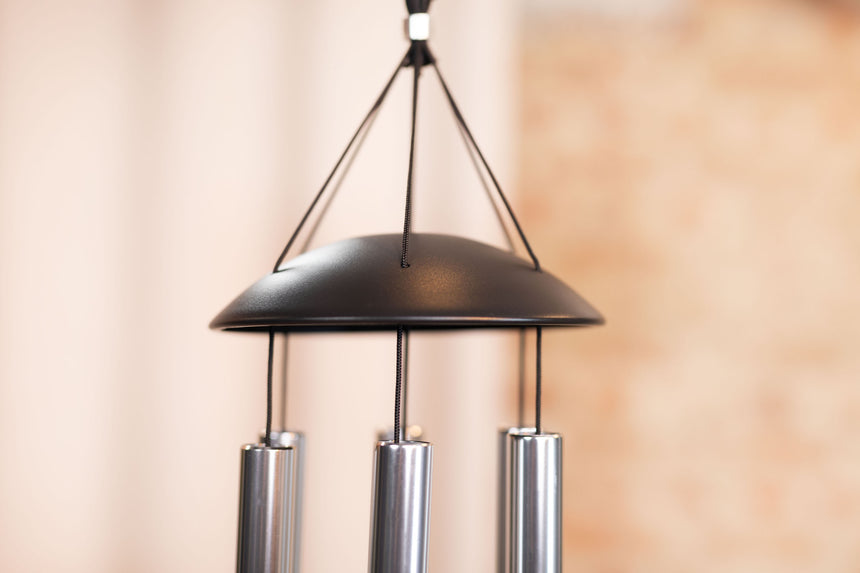 Meinl Sonic Energy MMC32S Moon Meditation Chime, 32 Zoll, Silber – Detail des runden Deckels und der Aufhängung