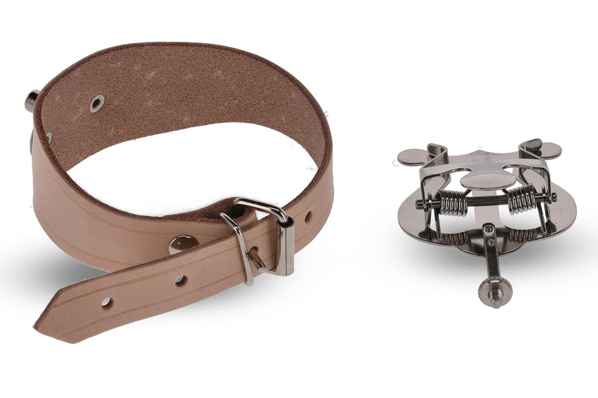 Lyre de flûte GEWA 730.490 et bracelet en cuir brun, vue détaillée