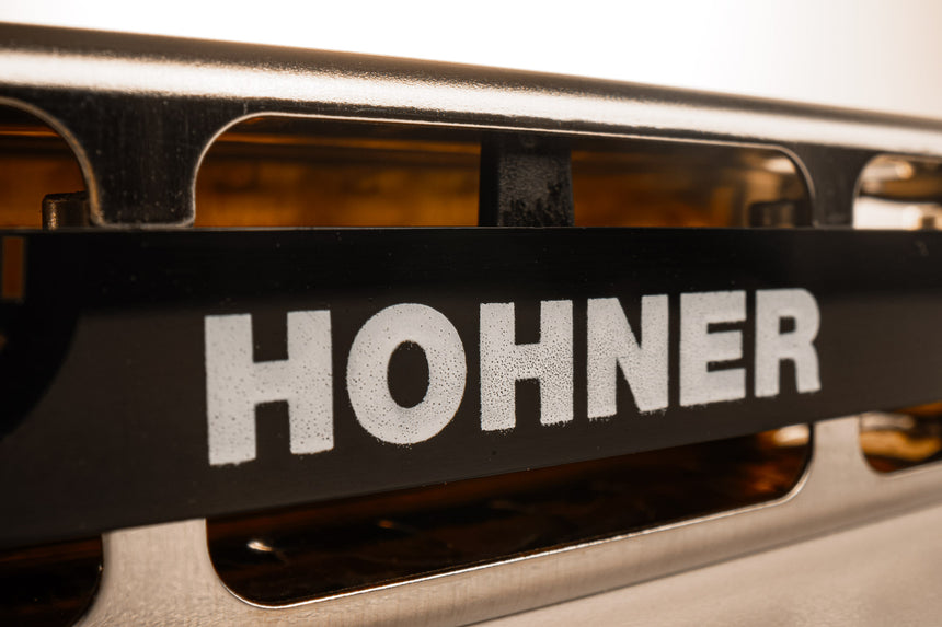 HOHNER Big River Harp MS – Détail de l’inscription HOHNER