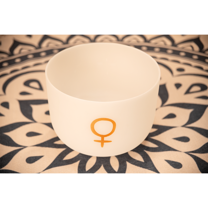 Meinl Sonic Energy PCSB12V, weiß mattiert, goldenes Venus-Symbol – Klangschale auf einer gemusterten Matte