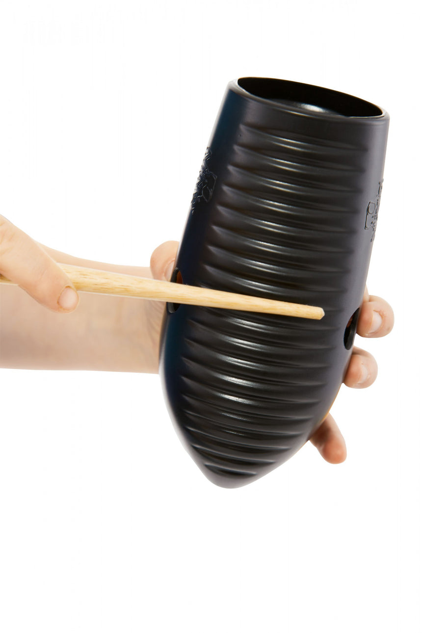 NINO Mini Güiro NINO581BK in Schwarz – schräge Spielansicht mit Holzschaber