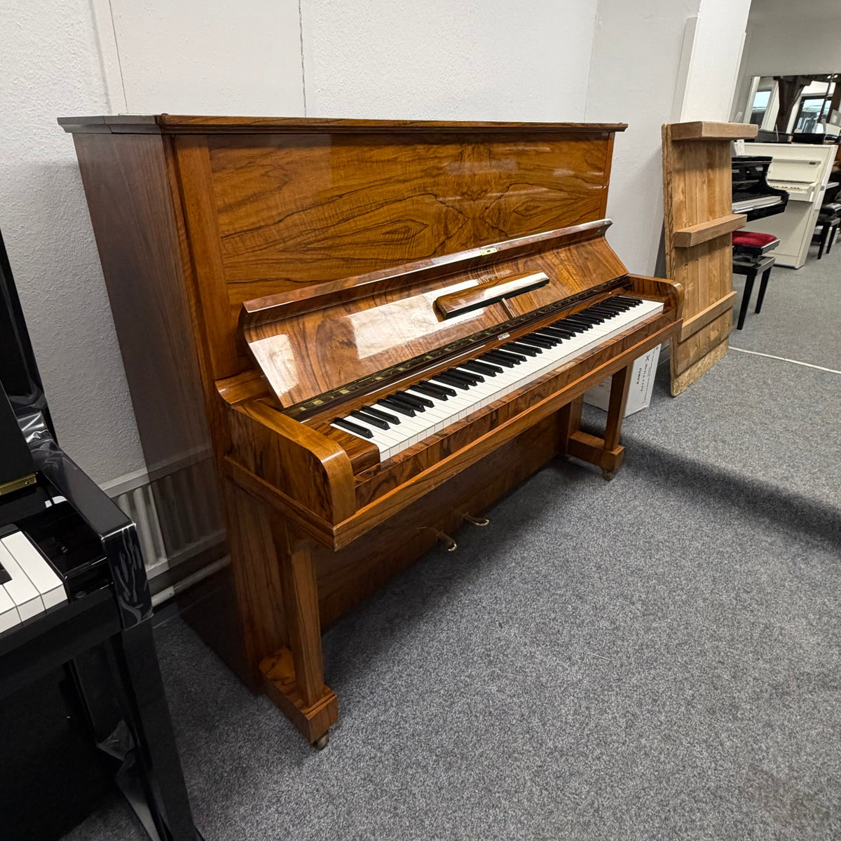 Generalueberholtes Steinway & Sons Klavier V-125 in Wurzelnussbaum als Premium-Occasion