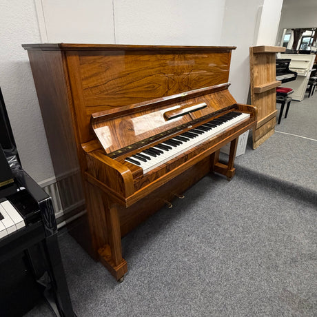 Generalueberholtes Steinway & Sons Klavier V-125 in Wurzelnussbaum als Premium-Occasion