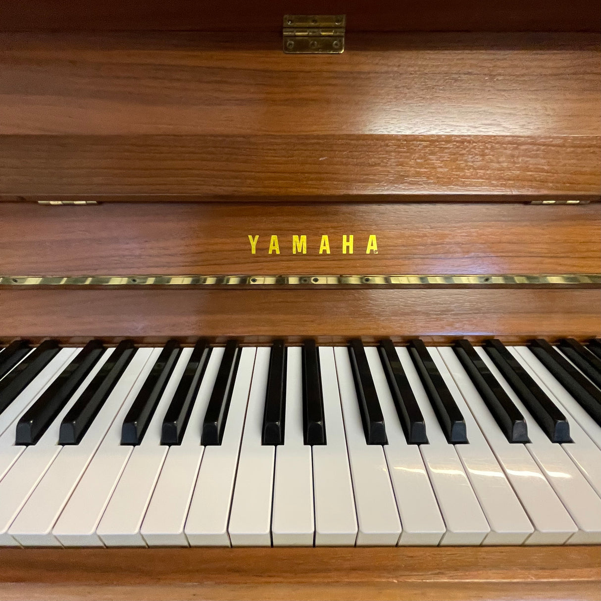 Yamaha C-108 Klavier Nussbaum hell Bj. 1980 sehr guter Zustand - made in Japan (gebraucht) - Musik-Ebert Gmbh