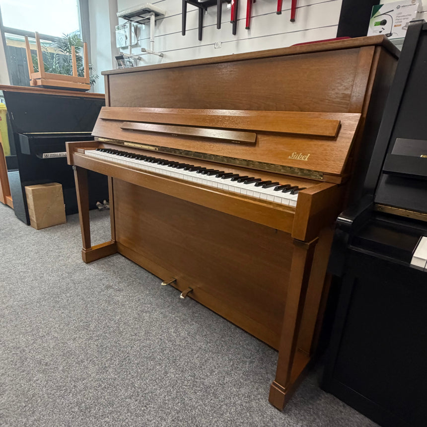 SCHIMMEL-SABEL Klavier 120 K Occasion Nussbaum Bj. 1983, sehr guter Zustand m. Renner Mechanik (gebraucht) - Musik-Ebert Gmbh