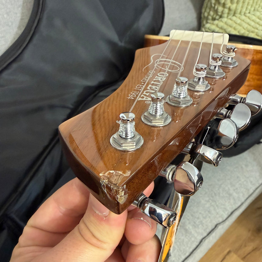 ORTEGA Performer Series Konzertgitarre 4/4 – Sitka-Fichte massiv, Cutaway, Preamp mit Stimmgerät, inkl. Tasche (B-Ware, Schaden an der Kopfplatte)