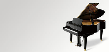 Piano à queue Kawai GL-50 noir poli, couvercle ouvert, vue de trois quarts sur fond clair