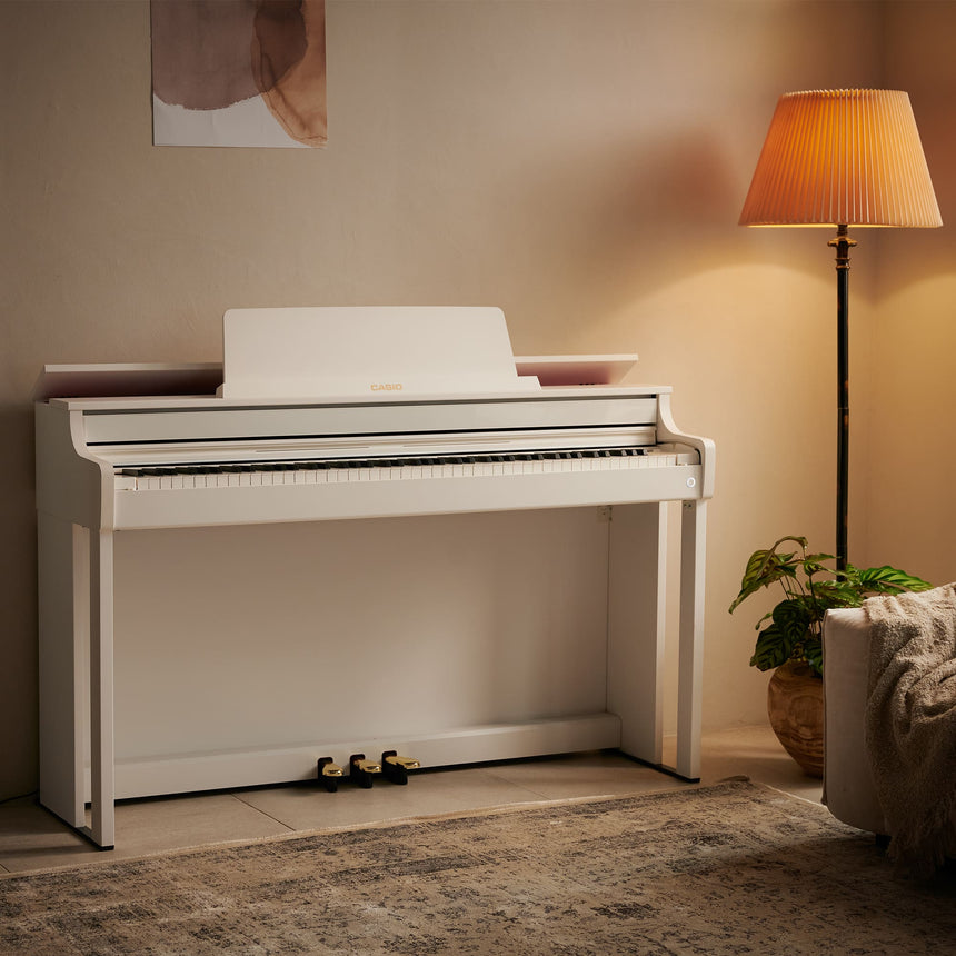 Piano numérique Casio AP-550WE blanc – vue d’ensemble dans un salon sans pianiste.