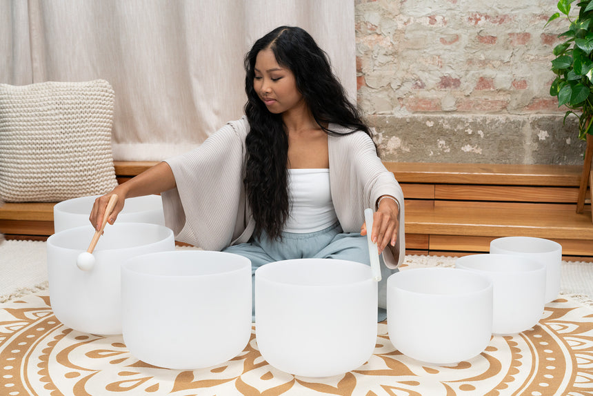 Meinl CSBSETCHA, set de bols chantants en cristal blanc dépoli – en cours de jeu dans une pièce
