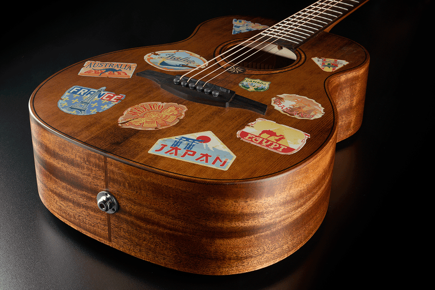 Guitare de voyage Lâg ESCAPADE-GTE au motif Globe Trotter – détail des éclisses et du bord de caisse