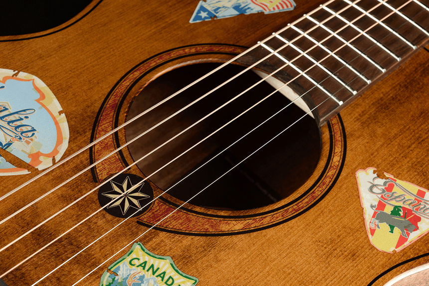 Guitare de voyage Lâg ESCAPADE-GTE au motif Globe Trotter – détail de la rosace