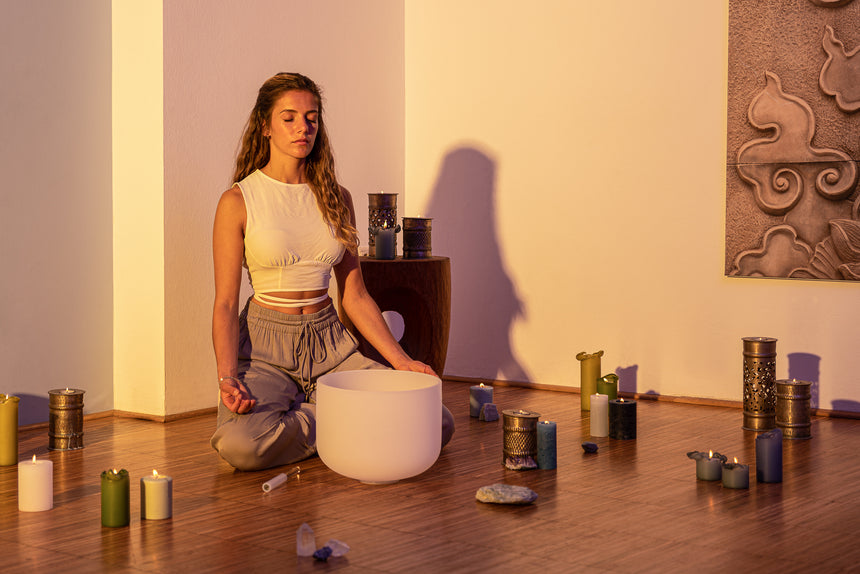 MEINL Sonic Energy CSB12F, weiß mattiert – in einer Meditationsszene