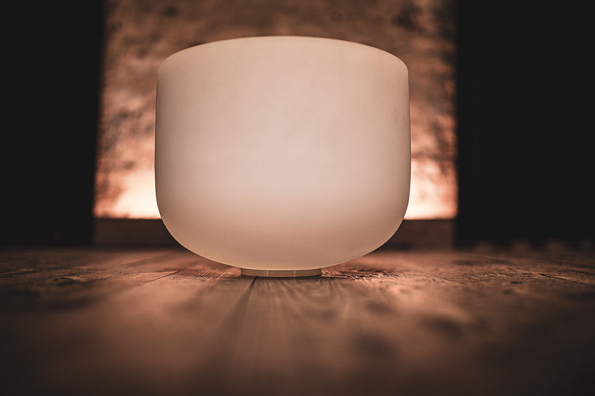 MEINL Sonic Energy CSB12E, weiß mattiert – in warmer Beleuchtung