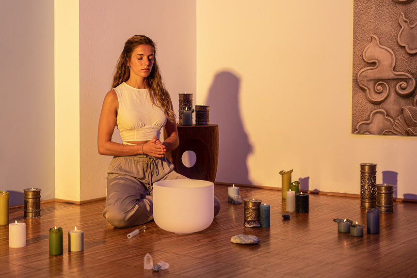 MEINL Sonic Energy CSB12E, weiß mattiert – in einer Meditationsszene