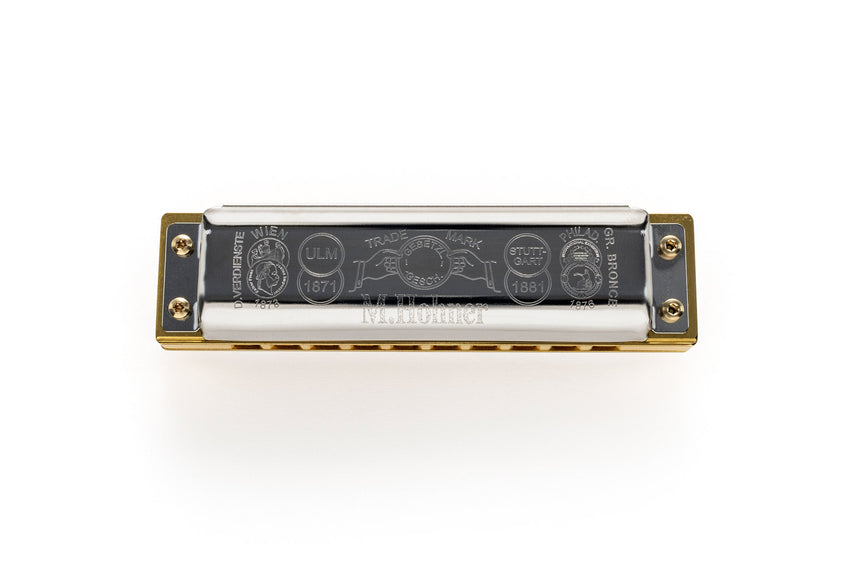 Hohner Marine Band Crossover Mundharmonika, Edelstahl und Bambus – Unterer Deckel mit Prägungen