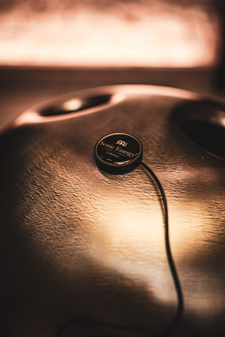 Capteur MEINL Sonic Energy SEPU, noir – image d’utilisation sur un handpan, format vertical