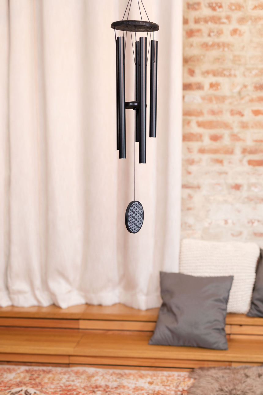 Carillon MEINL Sonic Energy FOLMC36BK noir, 90 cm, Fleur de Vie – suspendu dans une pièce