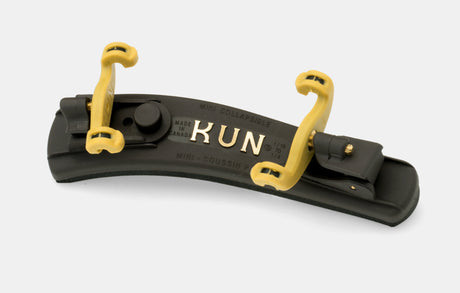 Épaulière Kun Collapsible Mini #100C noire pour violon, taille 1/16 à 1/4 – vue de dessus en biais avec taille gravée