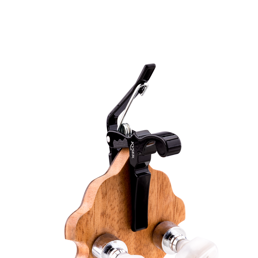 Kyser KBMBA Quick-Change-Kapodaster, schwarz, für Banjo, Mandoline und Ukulele – am Banjokopf befestigt.