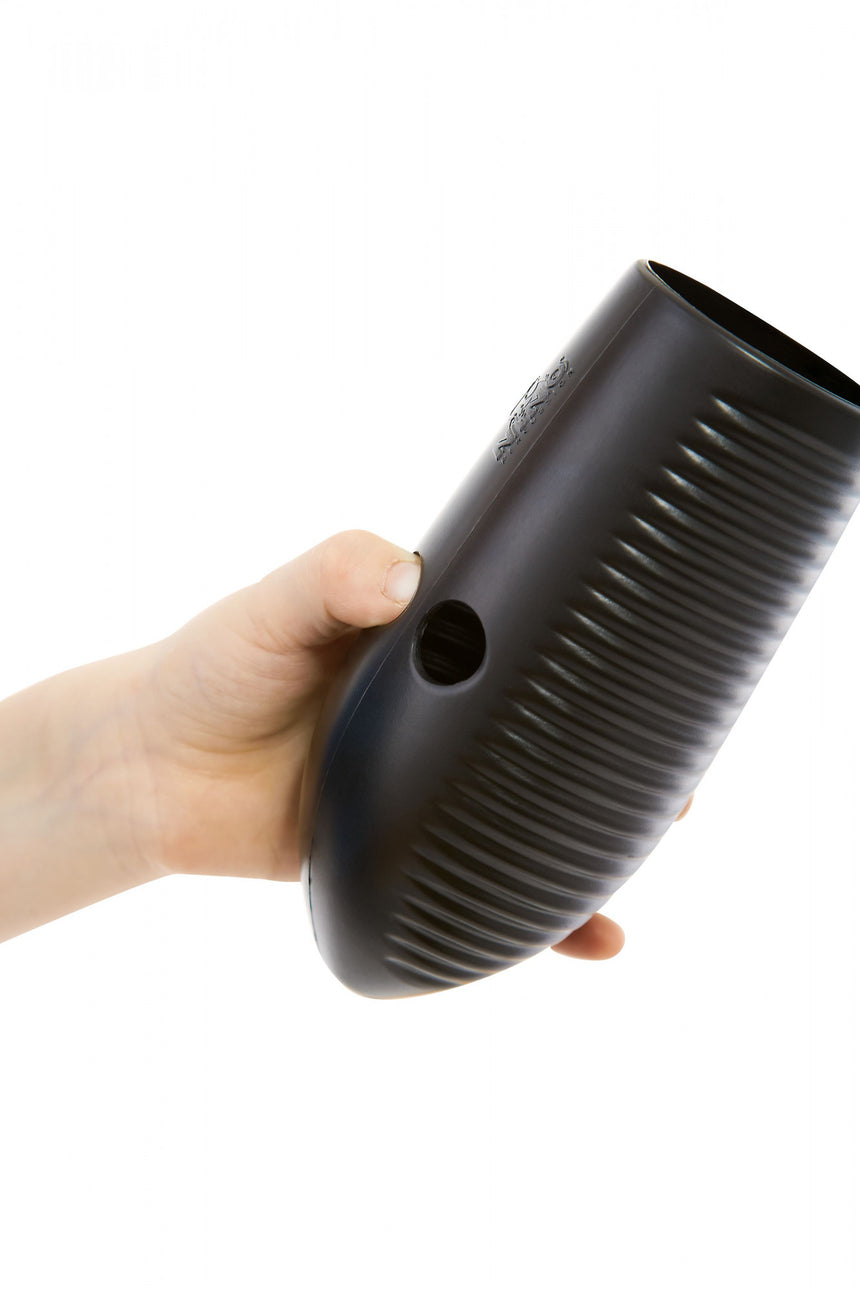 NINO Mini Güiro NINO581BK in Schwarz – geriffelte Spielfläche in der Hand