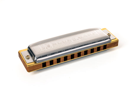 Hohner Blues Harp MS, sommier en bois brun et capots métalliques – vue oblique