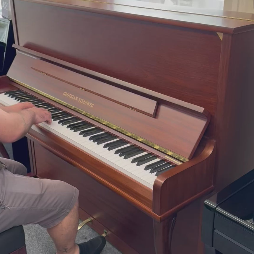 Piano droit GROTRIAN-STEINWEG 122 K, d'occasion, acajou mat, 1996 - Excellent état (occasion) + banc de piano