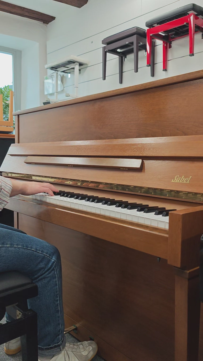 SCHIMMEL-SABEL Klavier 120 K Occasion Nussbaum Bj. 1983, sehr guter Zustand m. Renner Mechanik (gebraucht)