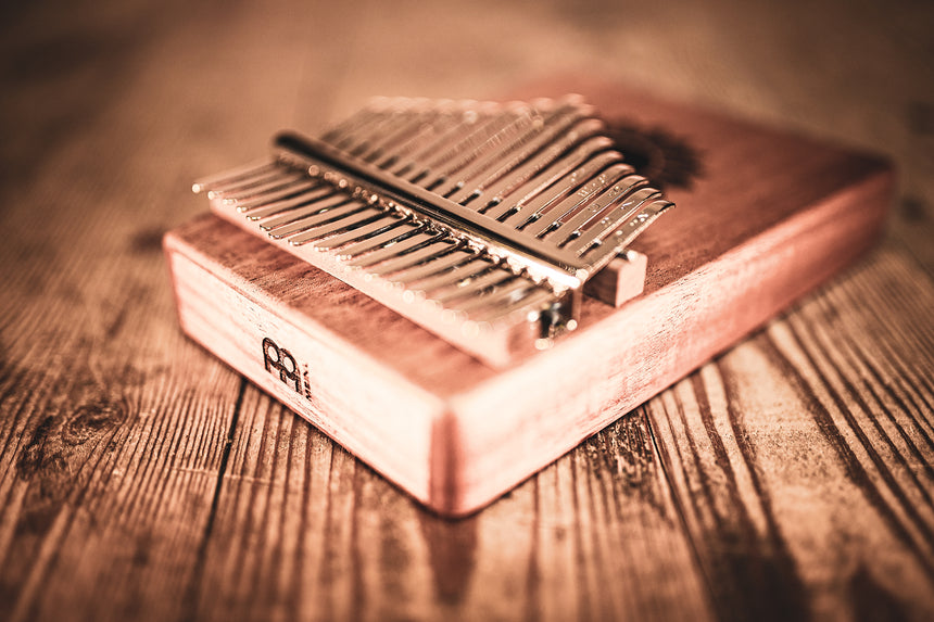 MEINL Sonic Energy Sound Hole Kalimba, 17 Töne, mahogany matte - Musik-Ebert Gmbh