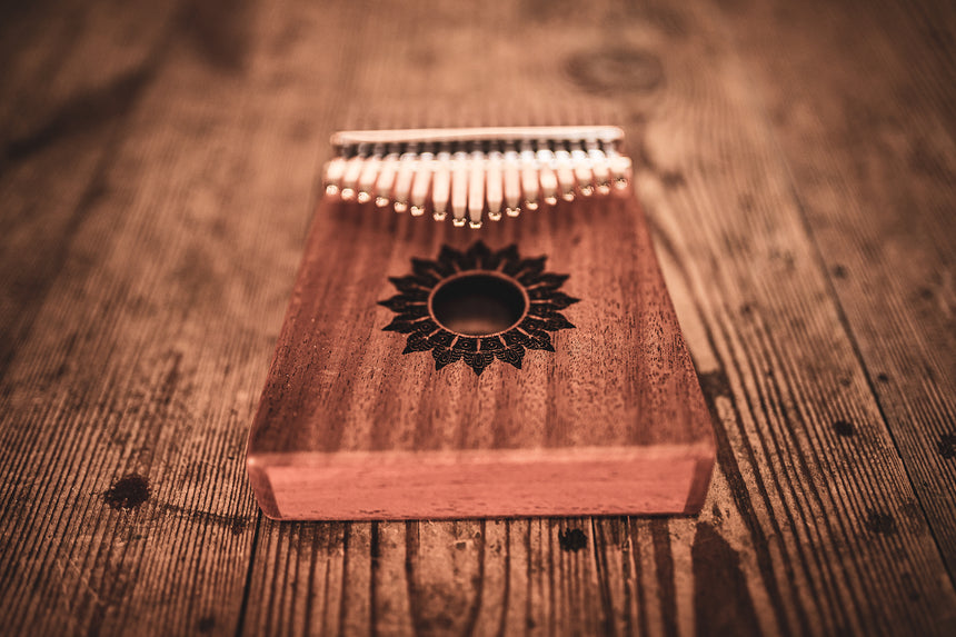 MEINL Sonic Energy Sound Hole Kalimba, 17 Töne, mahogany matte - Musik-Ebert Gmbh