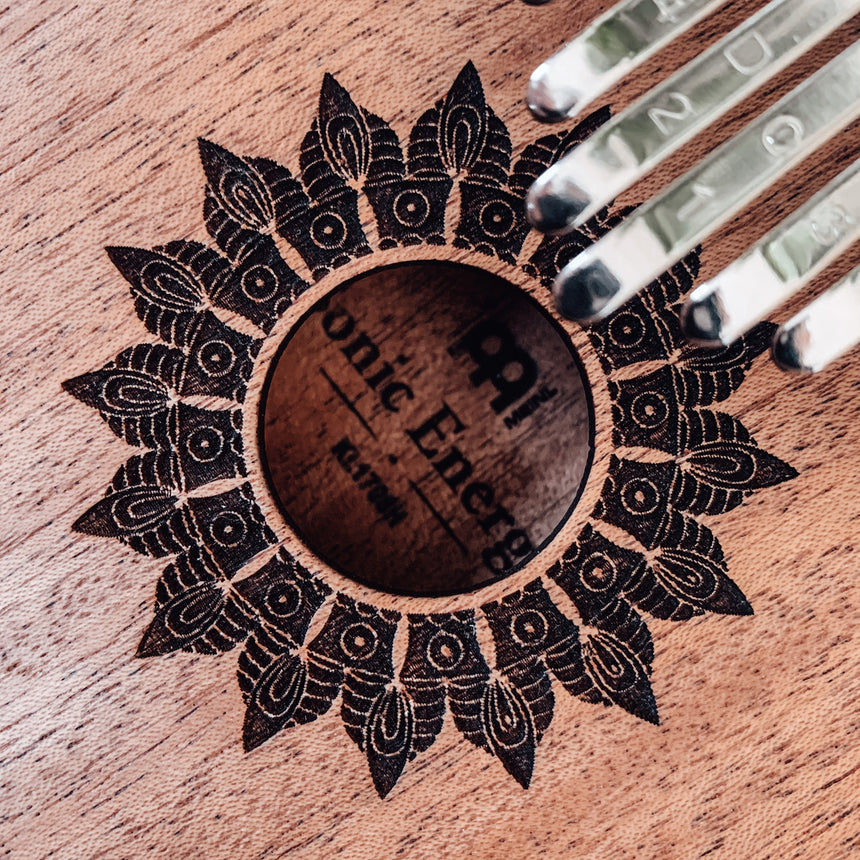 MEINL Sonic Energy Sound Hole Kalimba, 17 Töne, mahogany matte - Musik-Ebert Gmbh